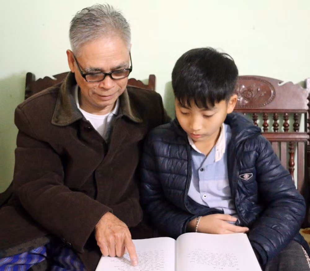 Thầy giáo Phạm Văn Tân vẫn dành nhiều thời gian chăm sóc, dạy dỗ các cháu học hành (Ảnh: Công Quý) Thầy giáo Phạm Văn Tân vẫn dành nhiều thời gian chăm sóc, dạy dỗ các cháu học hành (Ảnh: Công Quý)
