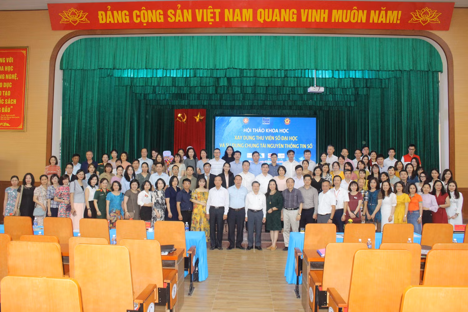 Các đại biểu tham dự Hội thảo chụp ảnh lưu niệm Các đại biểu tham dự Hội thảo chụp ảnh lưu niệm