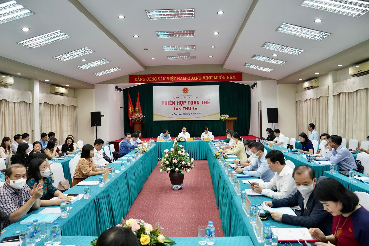 Toàn cảnh Phiên họp toàn thể lần thứ Ba của Uỷ ban Văn hoá, Giáo dục diễn ra ngày 22/5 (ảnh:quochoi.vn)