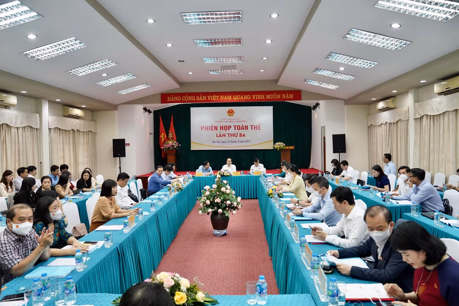 Toàn cảnh Phiên họp toàn thể lần thứ Ba của Uỷ ban Văn hoá, Giáo dục diễn ra ngày 22/5 (ảnh:quochoi.vn)