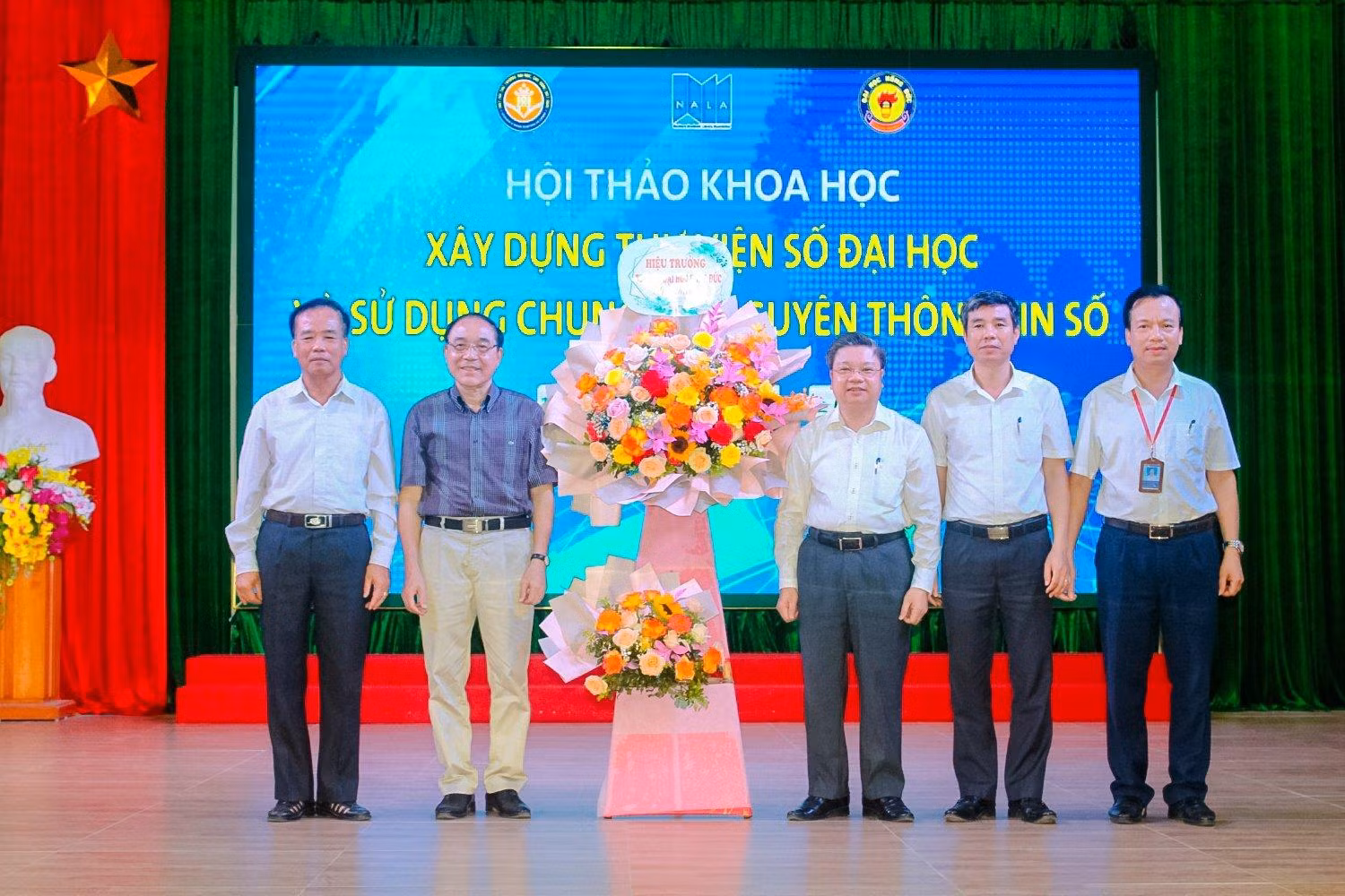 Trường Đại học Hồng Đức có lẵng hoa chúc mừng Hội thảo Trường Đại học Hồng Đức có lẵng hoa chúc mừng Hội thảo