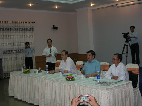 Ông Trần Văn Trí (áo xanh), chồng nữ đại gia thủy sản Phạm Thị Diệu Hiền hứa sẽ trả nợ sớm cho người bán cá. Ảnh: Trúc Linh Ông Trần Văn Trí (áo xanh), chồng nữ đại gia thủy sản Phạm Thị Diệu Hiền hứa sẽ trả nợ sớm cho người bán cá. Ảnh: Trúc Linh