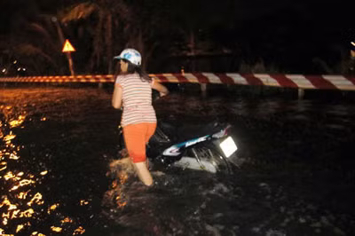 Nước triều cường dâng cao khiến nhiều đoạn đường biến thành “sông”