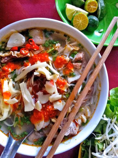 Một tô bún dọc mùng ở phố cổ Hà Nội. Ảnh: Jessica Gelt Co gai Tay di tim "bat pho hoan hao" o Ha Noi