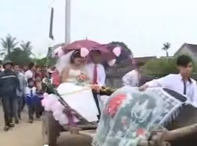 Cô dâu, chú rẻ lên xe trong tiếng reo hò của mọi người Cô dâu, chú rẻ lên xe trong tiếng reo hò của mọi người