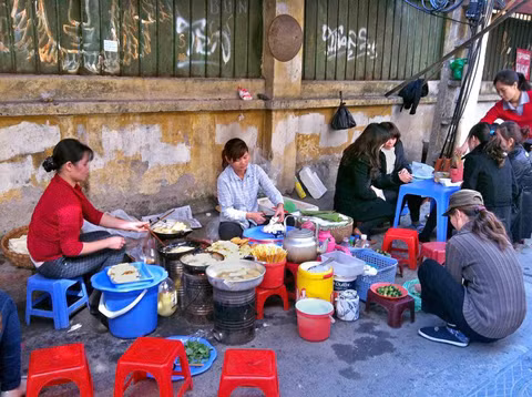 Dãy bún đậu ở một ngõ trên phố Tràng Tiền, Hà Nội. Ảnh: Jessica Gelt Co gai Tay di tim "bat pho hoan hao" o Ha Noi