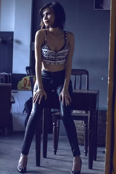 Bộ ảnh do stylist Ti Ak thực hiện, được nhiếp ảnh Alexz ghi lại với sự hỗ trợ của chuyên gia trang điểm Andy Phan.