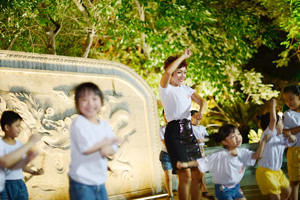 Dù khá bận rộn với lịch diễn và công việc từ thiện nhưng vào buổi tối, cô rất hăng hái tập nhảy "Gangnam Style" cùng các bé trên đường phố. Dù khá bận rộn với lịch diễn và công việc từ thiện nhưng vào buổi tối, cô rất hăng hái tập nhảy "Gangnam Style" cùng các bé trên đường phố.