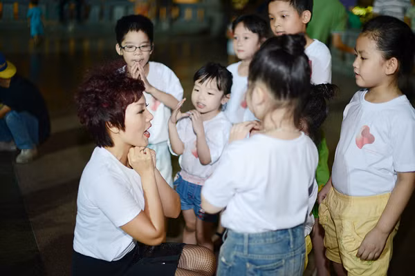 Tham gia trong chiến dịch này cùng Tự Long còn có ca sĩ Thái Thùy Linh. Tham gia trong chiến dịch này cùng Tự Long còn có ca sĩ Thái Thùy Linh.