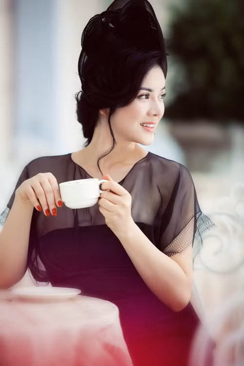 Lý Nhã Kỳ đã biết tiết chế hơn trong việc sử dụng phụ kiện khi chỉ duy nhất chiếc mũ hoàng gia. Lý Nhã Kỳ đã biết tiết chế hơn trong việc sử dụng phụ kiện khi chỉ duy nhất chiếc mũ hoàng gia.