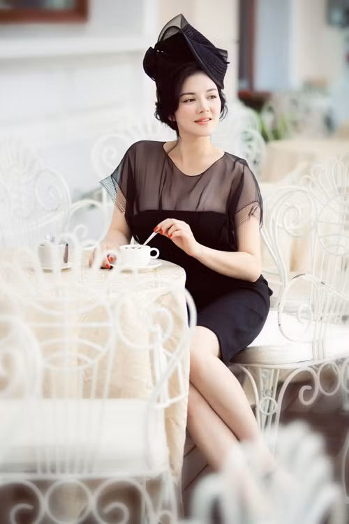 Có thể nhìn thấy xu hướng tối giản trong trang điểm và phong cách của nữ diễn viên. Có thể nhìn thấy xu hướng tối giản trong trang điểm và phong cách của nữ diễn viên.
