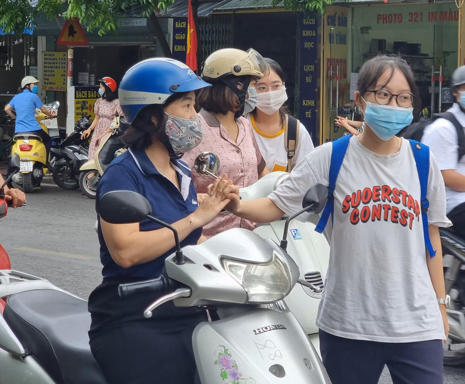 Nhiều học sinh bày tỏ sự tự tin khi tham gia kỳ thi mặc dù việc ôn luyện gặp nhiều khó khăn khi tình hình dịch bệnh tại Hải Phòng có diễn biến phức tạp (Ảnh: Phương Linh) Nhiều học sinh bày tỏ sự tự tin khi tham gia kỳ thi mặc dù việc ôn luyện gặp nhiều khó khăn khi tình hình dịch bệnh tại Hải Phòng có diễn biến phức tạp (Ảnh: Phương Linh)