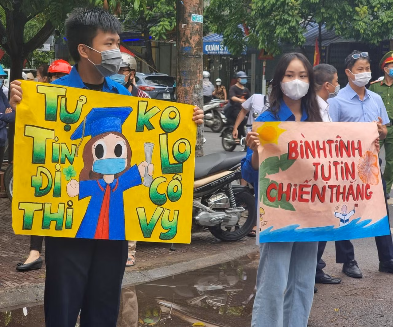 Hiện nay qua rà soát, toàn thành phố chưa xuất hiện trường hợp thí sinh thi vào lớp 10 thuộc diện F0,F1. Tuy nhiên, có 9 học sinh thuộc diện F2 được bố trí thi tại Hội đồng thi Trường Trung học cơ sở Chu Văn An, quận Ngô Quyền (Ảnh: Lã Tiến) Hiện nay qua rà soát, toàn thành phố chưa xuất hiện trường hợp thí sinh thi vào lớp 10 thuộc diện F0,F1. Tuy nhiên, có 9 học sinh thuộc diện F2 được bố trí thi tại Hội đồng thi Trường Trung học cơ sở Chu Văn An, quận Ngô Quyền (Ảnh: Lã Tiến)