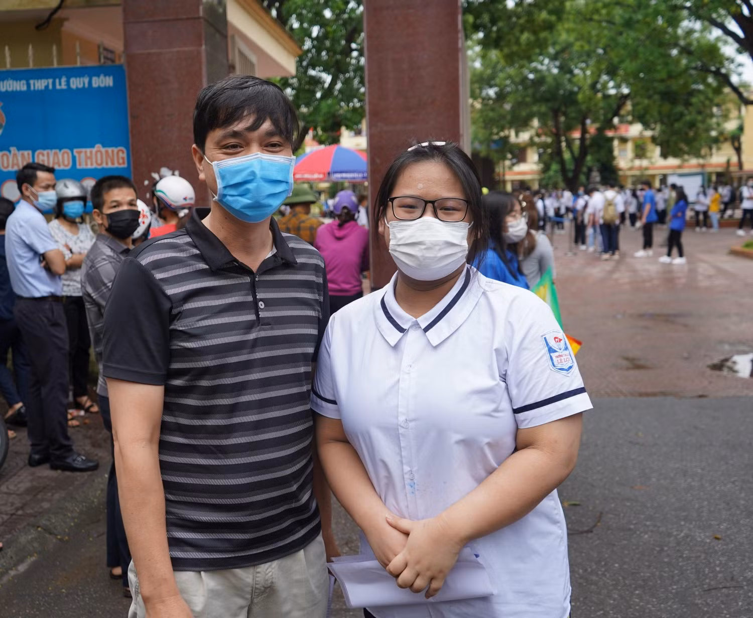 Có mặt từ sớm tại điểm thi Trường Trung học phổ thông Lê Quý Đôn, thầy giáo Lê Thanh Bình – giáo viên Trường Trung học cơ sở Lê Lợi cho biết: “Năm nay rất đặc biệt bởi đây là kỳ thi lớn đầu tiên đối với học sinh cấp 2, dấu mốc quan trọng và lại diễn ra trong bối cảnh dịch bệnh. Theo đó, học sinh sẽ tâm lý hơn, đến tận tối hôm qua nhiều học sinh gọi điện cho tôi chia sẻ việc áp lực không ngủ được. Biết được tâm lý của học sinh không ổn định, tôi đến tận điểm thi để động viên các cháu. Được nhìn thấy thầy, cô học sinh sẽ vững tâm lý hơn để tham gia thi. Tôi nhắn nhủ các cháu bình tĩnh, tự tin và chủ động trong quá trình làm bài thi” (Ảnh: Phương Linh) Có mặt từ sớm tại điểm thi Trường Trung học phổ thông Lê Quý Đôn, thầy giáo Lê Thanh Bình – giáo viên Trường Trung học cơ sở Lê Lợi cho biết: “Năm nay rất đặc biệt bởi đây là kỳ thi lớn đầu tiên đối với học sinh cấp 2, dấu mốc quan trọng và lại diễn ra trong bối cảnh dịch bệnh. Theo đó, học sinh sẽ tâm lý hơn, đến tận tối hôm qua nhiều học sinh gọi điện cho tôi chia sẻ việc áp lực không ngủ được. Biết được tâm lý của học sinh không ổn định, tôi đến tận điểm thi để động viên các cháu. Được nhìn thấy thầy, cô học sinh sẽ vững tâm lý hơn để tham gia thi. Tôi nhắn nhủ các cháu bình tĩnh, tự tin và chủ động trong quá trình làm bài thi” (Ảnh: Phương Linh)