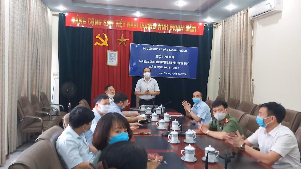 Phó giáo sư, Tiến sĩ Lê Quốc Tiến, Giám đốc Sở Giáo dục và Đào tạo Hải Phòng phát biểu chỉ đạo tại hội nghị tập huấn công tác tuyển sinh vào lớp 10 (Ảnh: CTV)