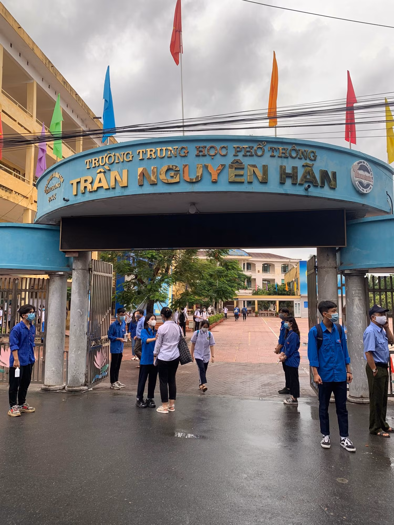 Trước đó, do diễn biến phức tạp của dịch bệnh Covid-19, Sở chủ động tham mưu Ủy ban nhân dân thành phố điều chỉnh phương án tổ chức kỳ thi, giảm số môn thi từ 4 môn xuống còn 3 môn, giảm phạm vi kiến thức đảm bảo sự chỉ đạo của Bộ Giáo dục và Đào tạo. Song song với đó, Sở chỉ đạo các trường Trung học cơ sở phối hợp gia đình tổ chức ôn tập trực tuyến đối với học sinh lớp 9 chuẩn bị cho kỳ thi (Ảnh: Lã Tiến) Trước đó, do diễn biến phức tạp của dịch bệnh Covid-19, Sở chủ động tham mưu Ủy ban nhân dân thành phố điều chỉnh phương án tổ chức kỳ thi, giảm số môn thi từ 4 môn xuống còn 3 môn, giảm phạm vi kiến thức đảm bảo sự chỉ đạo của Bộ Giáo dục và Đào tạo. Song song với đó, Sở chỉ đạo các trường Trung học cơ sở phối hợp gia đình tổ chức ôn tập trực tuyến đối với học sinh lớp 9 chuẩn bị cho kỳ thi (Ảnh: Lã Tiến)