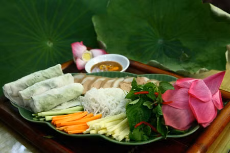 Cơm chay Nàng Tấm - 79A Trần Hưng Đạo Quán cơm chay Nàng Tấm nằm sau một ngôi biệt thự cổ với không gian rất sạch, đẹp. Các bàn ăn, rèm che cửa được bài trí bằng hai gam màu chủ đạo là màu vàng và xanh. Nhân viên phục vụ mặc đồng phục màu vàng và màu nâu. Một cảm xúc thanh khiết khi bước chân vào Cơm chay Nàng Tấm.