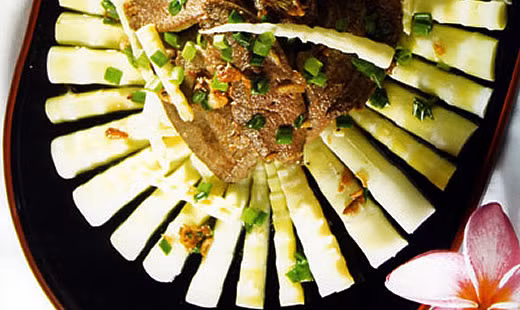 Nhà hàng có khá nhiều món ăn lạ như măng trúc Yên Tử. Măng trúc của vùng Yên Tử - Quảng Ninh đặc biệt hơn những nơi khác là cọng măng thon nhỏ, đầu như quản bút. Măng mềm nhưng vẫn có độ giòn, hương vị măng thơm ngọt nhẹ nhàng.