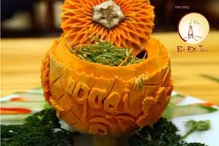 Đến đây, thực khách có thể thưởng thức Buffet chay Bồ Đề Tâm với thực đơn phong phú theo nhiều chủ đề mỗi tuần. Thực phẩm chay tại đây không chất bảo quản, không thực phẩm và hương liệu công nghiệp. Các món chay đều được làm từ những loại nấm, rau củ quả sạch, tươi và không hóa chất. Tất cả được rửa bằng máy sục ozone và nấu bằng nguồn nước tinh khiết.