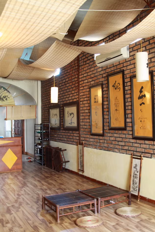 Cơm chay Trúc Lâm Trai: 39 Lê Ngọc Hân Không khó tìm nhà hàng ăn món chay tại Hà Nội, nhưng tới Trúc Lâm Trai, ta không chỉ đơn giản là để ăn chay mà còn để thấm và cảm nhận món chay trong một không gian tĩnh lặng êm đềm, thư thái và đậm phong cách Phật giáo.