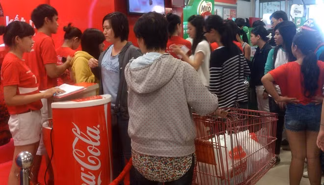Nhiều người xếp hàng mới mua được lon Coca Cola có khắc tên mình hoặc bạn bè. Ảnh minh họa.