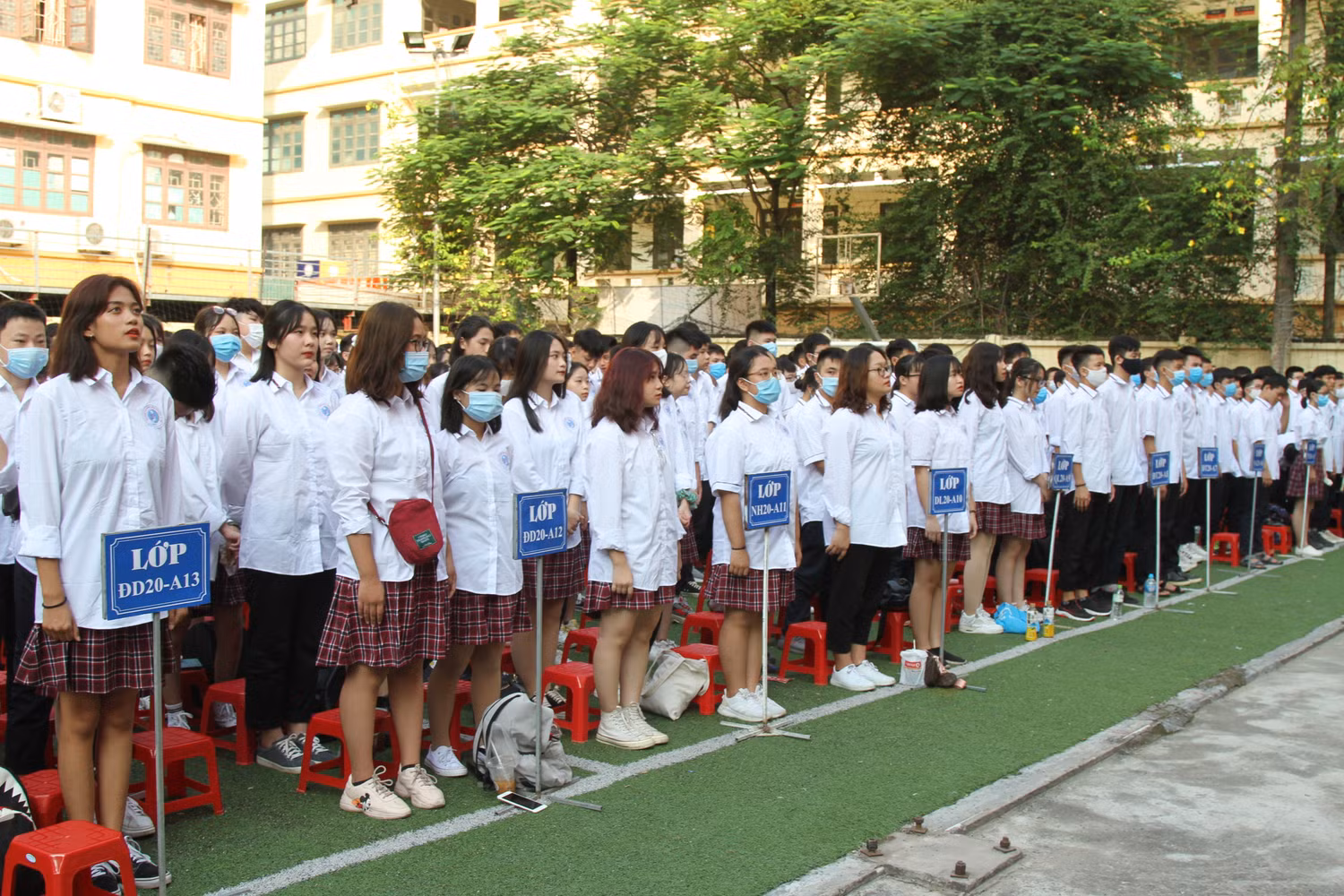 Gần 3000 học sinh Trường Cao đẳng Công Thương Hà Nội vui tươi trong ngày khai giảng năm học mới. Ảnh: VP.