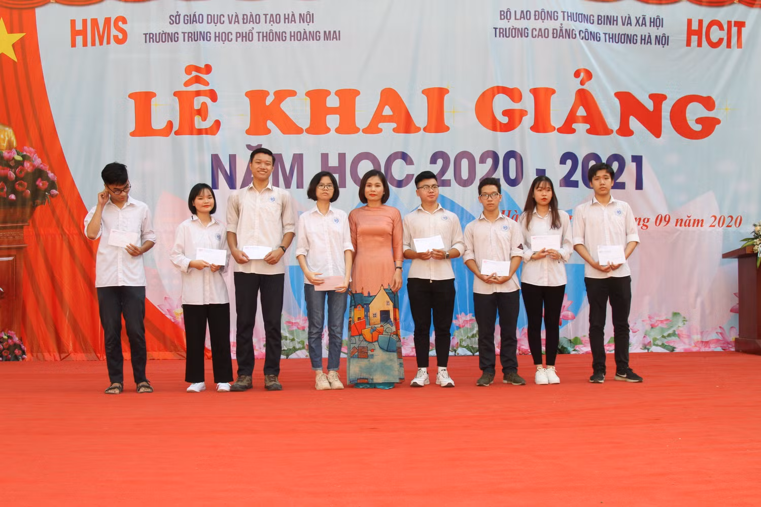 Những học sinh đạt thành tích cao trong kỳ thi Trung học phổ thông năm 2019 nhận phần thưởng. Ảnh: VP.