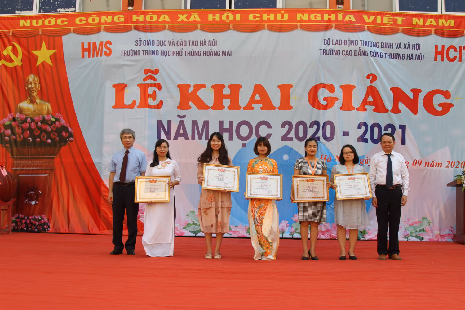 Thầy cô giáo đạt danh hiệu Lao động tiên tiến nhận phần thưởng. Ảnh: VP.