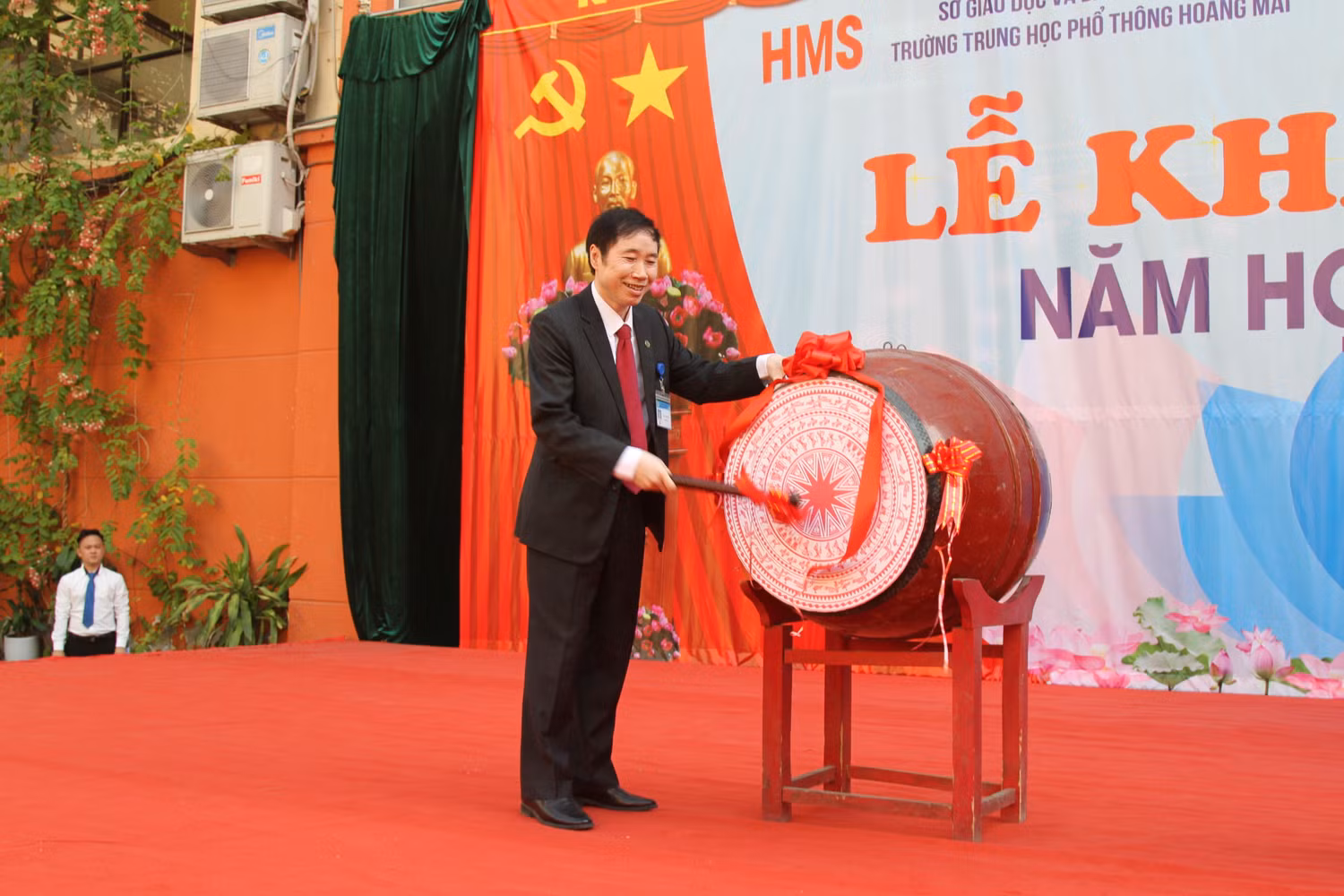 Phó Giáo sư - Tiến sĩ - Nhà giáo ưu tú Ngô Kim Khôi – Hiệu trưởng nhà trường đánh trống khai giảng năm học mới. Ảnh: VP.
