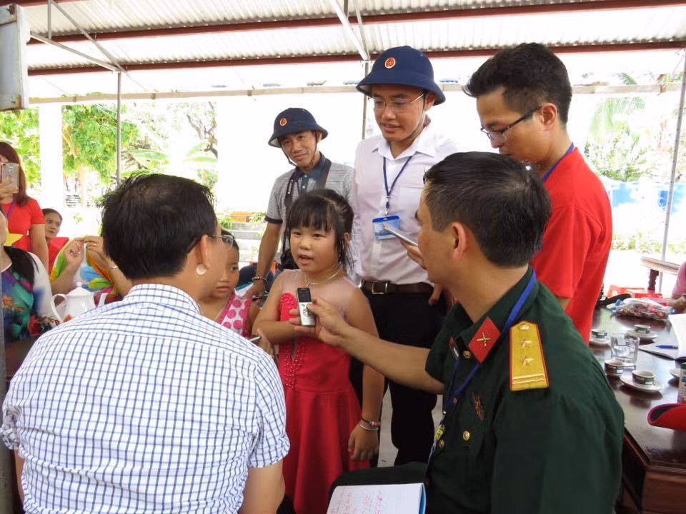 Bé Nguyễn Trương Quỳnh Thư, mới 8 tuổi nhưng đã đọc vanh vách bài thơ "Quê em ở Trường Sa".