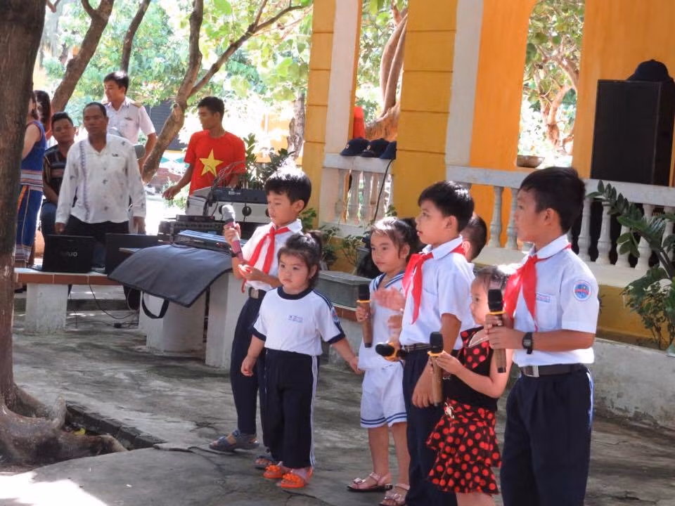 Buổi biểu diễn văn nghệ do các em học sinh ở đảo Trường Sa Đông trình bày. Ảnh Duy Phong