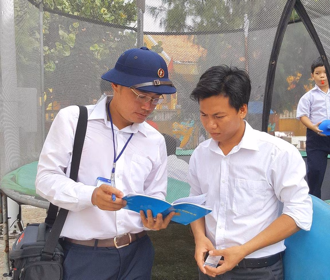 Thầy Quyết cho biết, tuy là nơi xa xôi, còn bộn bề nhiều khó khăn nhưng thầy và trò Trường Tiểu học Song Tử Tây luôn nỗ lực để theo kịp giáo trình đổi mới của ngành giáo dục.