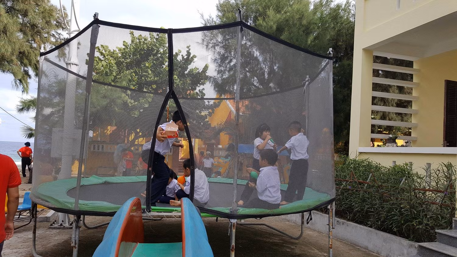 Giờ ra chơi của các em Trường Tiểu học Song Tử Tây. Ảnh Duy Phong