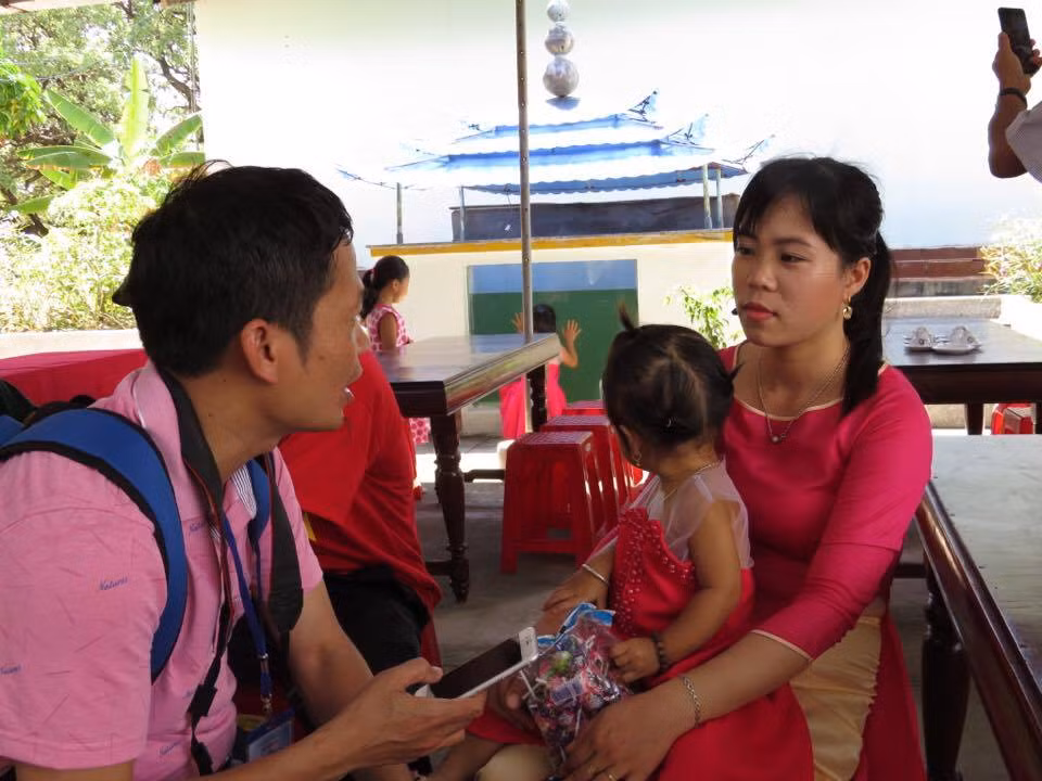 Ngoài giờ thầy giáo dạy trên lớp, các phụ huynh học sinh cho biết, vẫn thường xuyên kèm cặp các em tại nhà. Ảnh Duy Phon