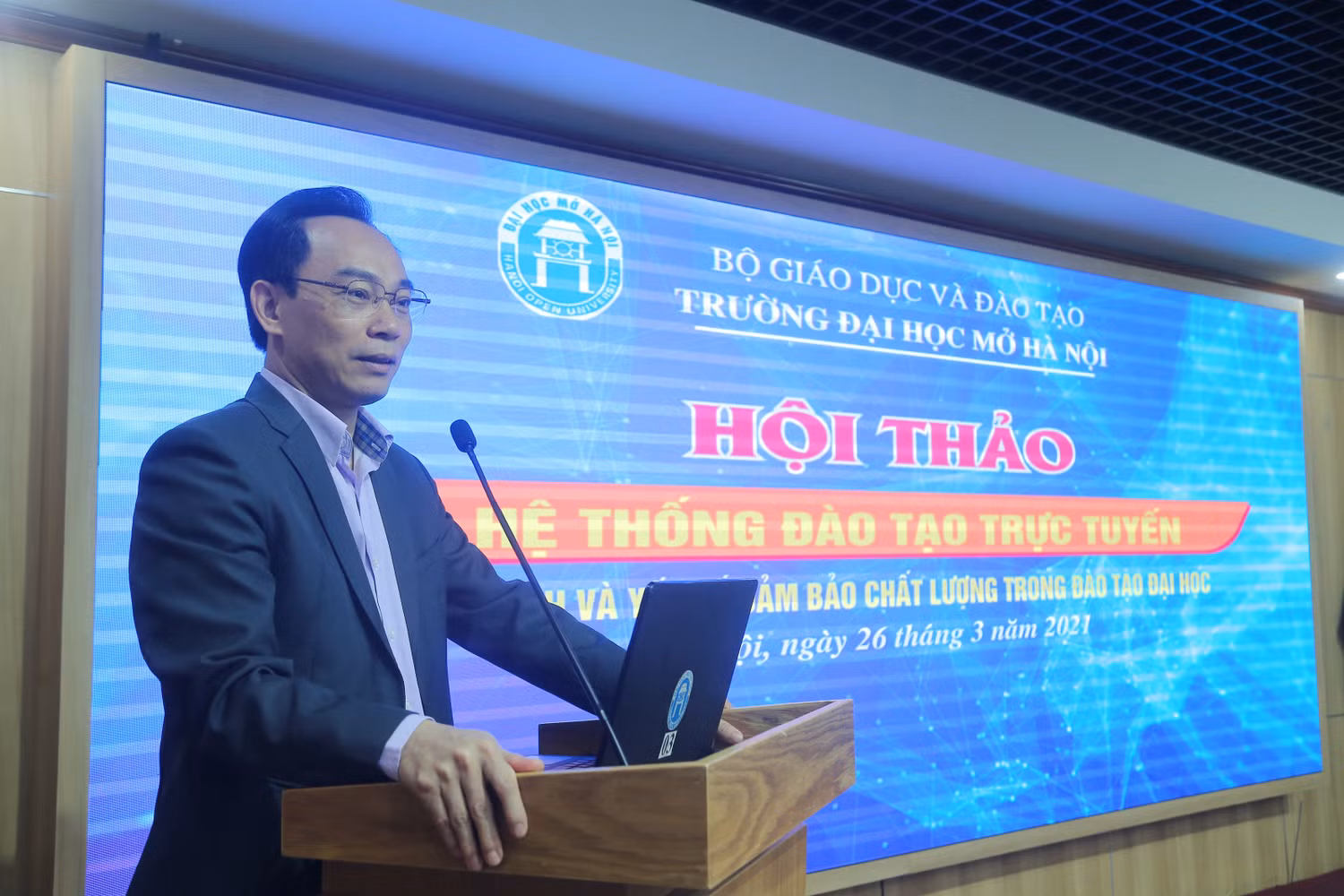 Thứ trưởng Hoàng Minh Sơn khẳng định vai trò của mô hình đào tạo trực tuyến (Ảnh: Đại học Mở Hà Nội)