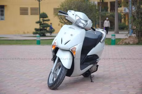 Xuất hiện trên thị trường Việt Nam cách đây vài năm, Honda SCR 110 được rất nhiều người tiêu dùng, đặc biệt là phái nữ, ưa chuộng. Là sản phẩm của Honda Wuyang Trung Quốc, SCR 110 được trang bị động cơ 108 cc, sản sinh công suất tối đa 6,4 kW tại 7.500 vòng/phút.