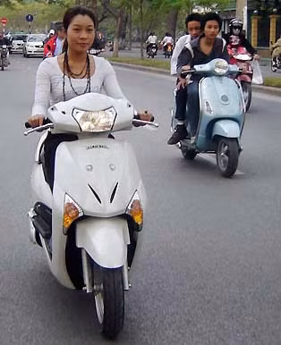 Với kiểu dáng thiết kế lạ mắt được kết hợp thêm những tính năng hiện đại, Honda SCR110 được đánh giá là một trong những đối thủ nặng ký trong phân khúc dòng xe tay ga hạng trung.