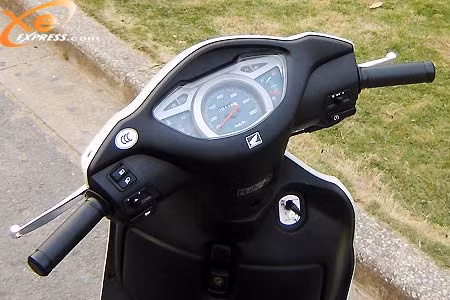 Với những thiết kế này thì phần tay lái của SCR110 khá giống với thiết kế tay lái của chiếc Honda SH300i. Cụm công tắc điều khiển hệ thống điện khá giống với cụm công tắc điều khiển của dòng xe Honda Spacy với công tắc điều khiển xi-nhan, đèn pha cốt, và còi bên tay trái. Nút khởi động điện và công tắc tắt bật đèn pha ở bên tay phải.