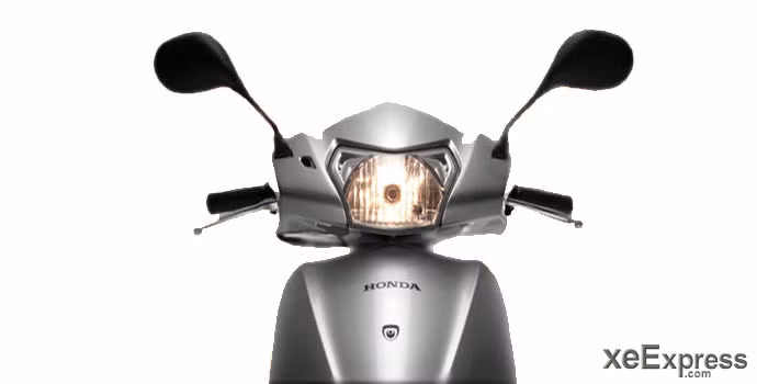 Phía trên tay lái là cụm đèn pha đa diện cỡ lớn và có thiết kế như những đèn pha Honda đời mới với các cạnh được kéo xếch sang hai bên.