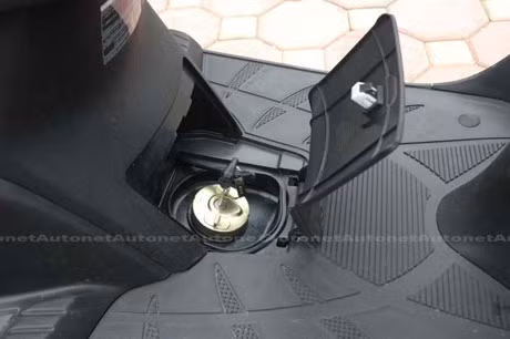 Ngay phía dưới tay lái là ổ khoá điện đa năng có nắp đậy tích hợp với khoá mở cốp, khoá cổ, khoá điện. Cốp trước của Honda SCR110 có thể tích vừa đủ cho các đồ dùng cá nhân. Đồng thời ngăn phía bên tay phải có thêm đai giữ mềm giúp bạn có thể để thêm một chai nước nhỏ.Sàn xe của Honda SCR110 khá giống với sàn xe của Spacy và là nơi bố trí bình xăng ở phía dưới.