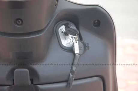 Ngay trên mặt tay lái là hệ thống điều khiển trung tâm.