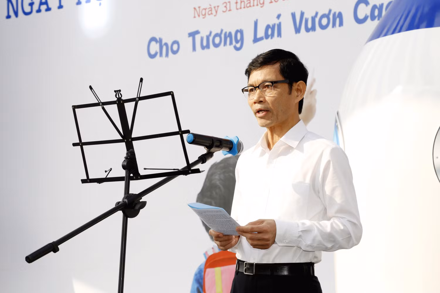 Phó Chủ tịch Ủy ban nhân dân tỉnh Hà Nam - Trưởng ban Chỉ đạo Chương trình Sữa học đường tỉnh, ông Bùi Quang Cẩm phát động Ngày hội Sữa học đường Hà Nam năm 2017. Ảnh: hanam.gov.vn. Phó Chủ tịch Ủy ban nhân dân tỉnh Hà Nam - Trưởng ban Chỉ đạo Chương trình Sữa học đường tỉnh, ông Bùi Quang Cẩm phát động Ngày hội Sữa học đường Hà Nam năm 2017. Ảnh: hanam.gov.vn.