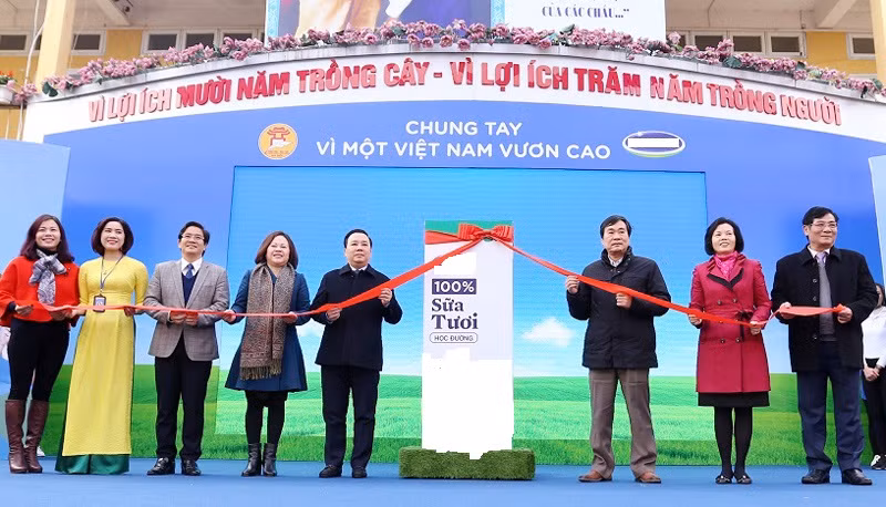 Hà Nội vừa phát động chương trình Sữa học đường hôm trước, hôm sau đã thiếu cục bộ suốt 3 ngày mà không rõ lý do, xử lý thiếu chuyên nghiệp. Ảnh: Báo Kinh tế và Đô thị.