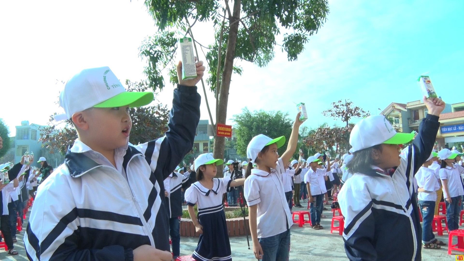 Học sinh trường Tiểu học Trần Hưng Đạo thành phố Phủ Lý tỉnh Hà Nam trong lễ phát động Sữa học đường 2018, các em uống sữa bột pha lại thay cho sữa tươi, ảnh: hanam.gov.vn. Học sinh trường Tiểu học Trần Hưng Đạo thành phố Phủ Lý tỉnh Hà Nam trong lễ phát động Sữa học đường 2018, các em uống sữa bột pha lại thay cho sữa tươi, ảnh: hanam.gov.vn.