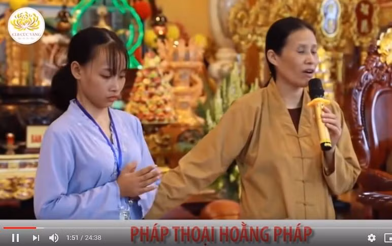 Bà Phạm Thị Yến (phải) và một Phật tử được cho là bị "vong nhập", ảnh chụp màn hình.