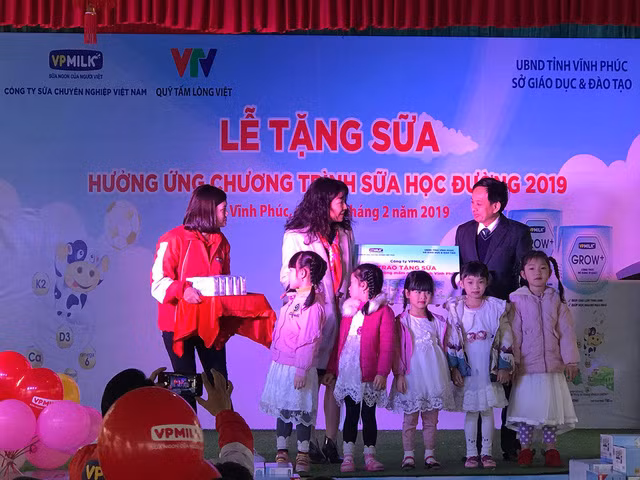 Ngày 26/2/2019 VP Milk tặng sữa cho gần 5.000 trẻ em tại 9 trường mầm non tỉnh Vĩnh Phúc nhằm hưởng ứng chương trình Sữa học đường của Chính phủ. Ảnh: VTV.vn.