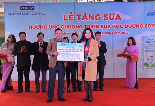 VP Milk tặng sữa bột pha lại cho Ninh Bình để "ủng hộ Chương trình Sữa học đường của Chính phủ", sau hoạt động này liệu VP Milk có định tham gia cung cấp sữa bột pha lại cho Chương trình Sữa học đường tại Ninh Bình? Ảnh: Văn Nghĩa / yteninhbinh.com. VP Milk tặng sữa bột pha lại cho Ninh Bình để "ủng hộ Chương trình Sữa học đường của Chính phủ", sau hoạt động này liệu VP Milk có định tham gia cung cấp sữa bột pha lại cho Chương trình Sữa học đường tại Ninh Bình? Ảnh: Văn Nghĩa / yteninhbinh.com.