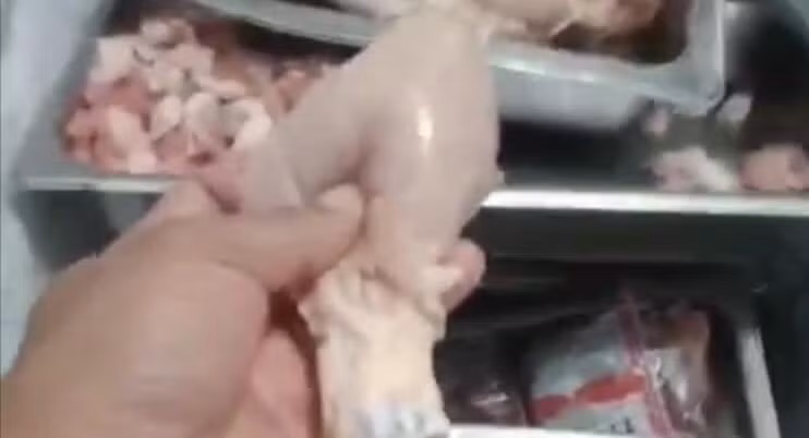 Đùi gà được cho là không đảm bảo an toàn thực phẩm do phụ huynh phát hiện (ảnh cắt từ video clip) Đùi gà được cho là không đảm bảo an toàn thực phẩm do phụ huynh phát hiện (ảnh cắt từ video clip)