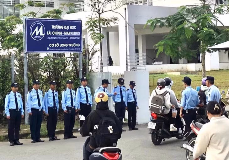 Tám bảo vệ dàn hàng ngang trước cổng Trường Đại học Tài chính - Marketing gây thắc mắc của sinh viên (ảnh: SVCC) Tám bảo vệ dàn hàng ngang trước cổng Trường Đại học Tài chính - Marketing gây thắc mắc của sinh viên (ảnh: SVCC)