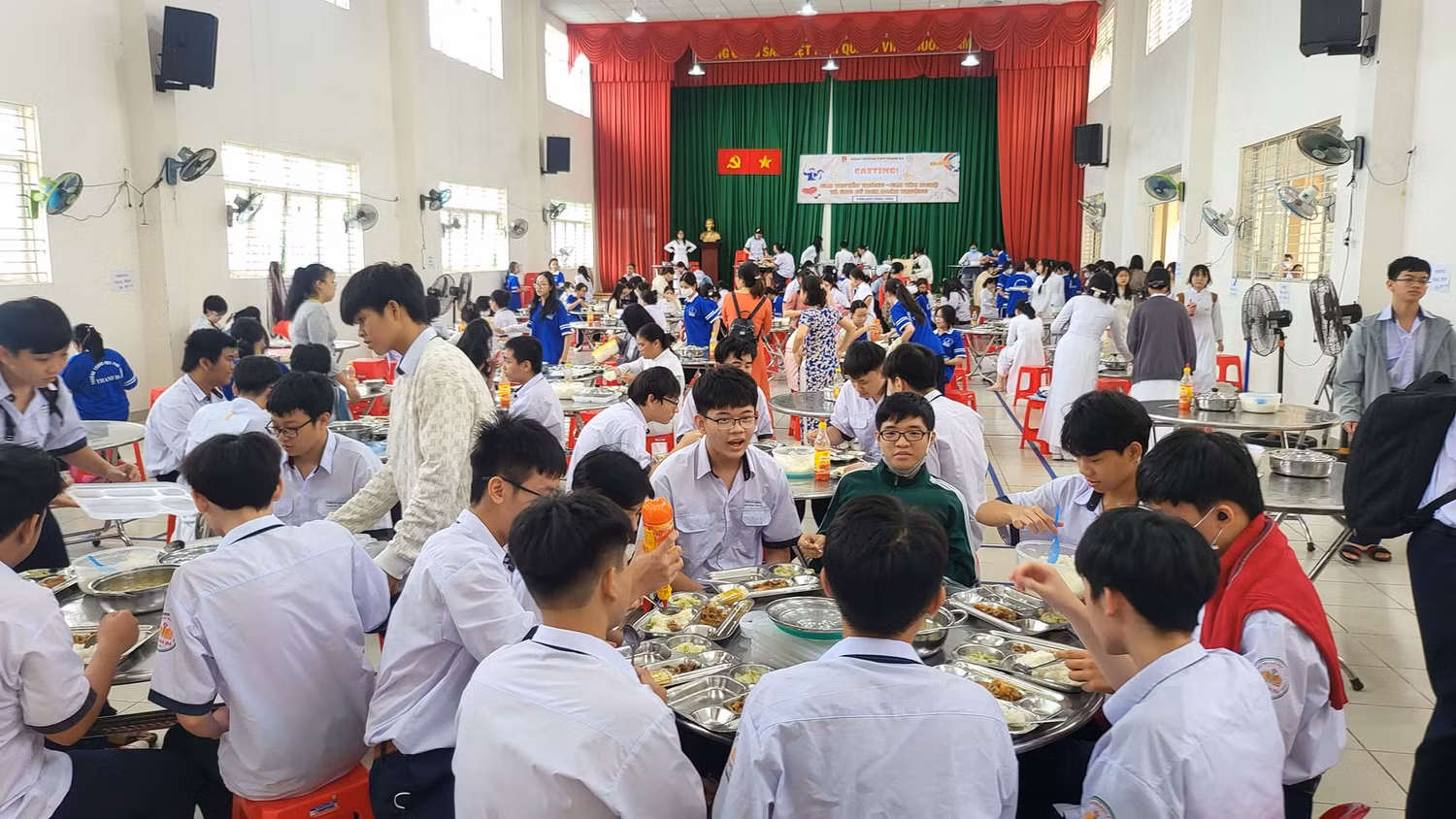Học sinh Trường trung học phổ thông Thanh Đa ăn trưa ngày 23/10 (ảnh: V.D)
